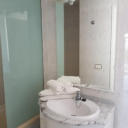 Apartman Adelfas 2 *